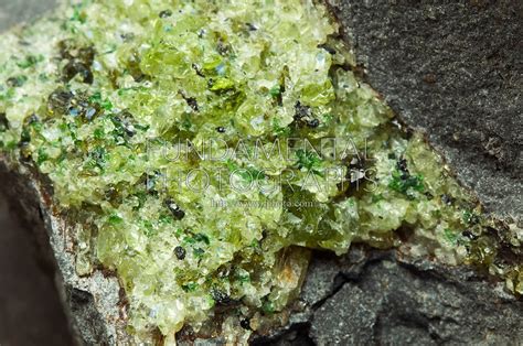  Olivine: Vật liệu Silicate Khắc Khe và Dẻo dai Cho Công Nghệ Cao!