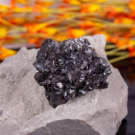  Sphalerite! Khám phá khoáng vật đa năng này và ứng dụng của nó trong ngành luyện kim và sản xuất pin.